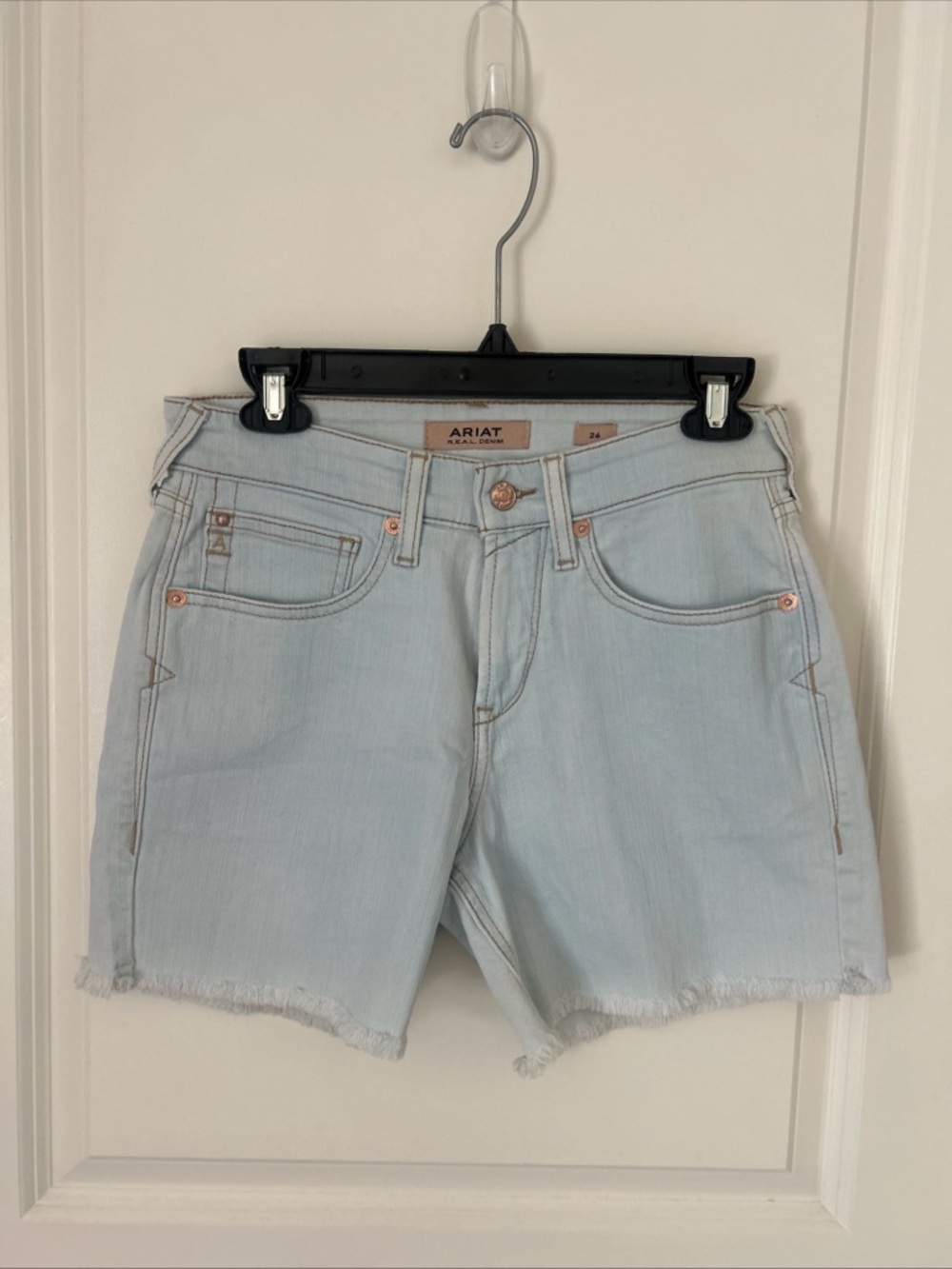 Ariat REAL Denim Ophelia Boyfriend Shorts Women’s 26 Light Wash 5” Raw Hem